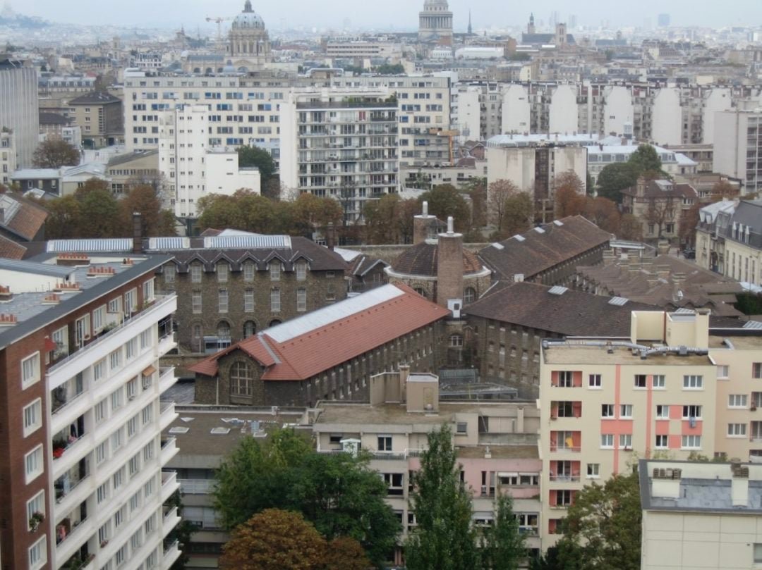 La Santé (França): Localizada em Paris, a prisão abriga alguns dos criminosos mais perigosos da Europa. As condições são consideradas precárias por conta da superlotação.
