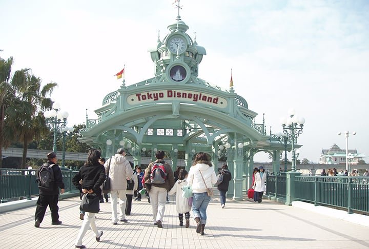 Tokyo Disneyland, em Tóquio, no Japão -  Inaugurada em 1983 em Urayasu, próximo a Tóquio, é o primeiro parque da Disney fora dos Estados Unidos. Parte do Tokyo Disney Resort, inclui o parque irmão Tokyo DisneySea,  Além das áreas de entretenimento, a Disney de Tóquio tem hotéis temáticos. -Dquai - Wikimédia Commons
