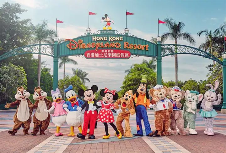 Hong Kong Disneyland, em Hong Kong, unidade autônoma no sudeste da China.  Inaugurada em 2005, é o primeiro parque temático da Disney na China e está localizada na ilha de Lantau, em Hong Kong. Com atrações icônicas e elementos culturais locais.-Divulgação Hong Kong Disneyland