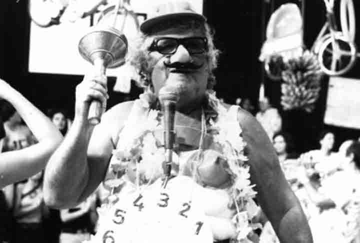 Entre 1957 e 1982, Chacrinha apresentou o programa de variedades â??Discoteca do Chacrinhaâ?, que passou por quatro emissoras diferentes: TV Tupi, Excelsior, Globo e Bandeirantes. 
