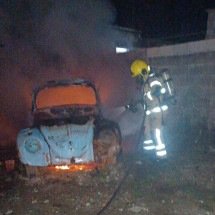 Fogo destrói Fusca no interior de Minas  - Divulgação/CBMMG
