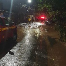 MG: Chuva provoca enchente em córrego e arrasta três carros - Diulgação/CBMMG