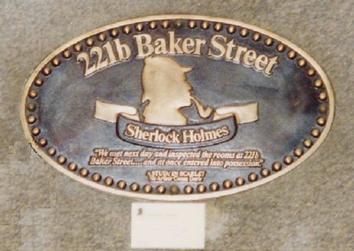 Curiosamente, o endereÃ§o Baker Street 221b, onde o personagem residia, tornou-se um dos locais fictÃ­cios mais populares da literatura mundial. A rua, situada no distrito de Marylebone, em Westminster, existe, mas nunca teve o nÃºmero 221b, inventado pelo autor. Com a fama do personagem, a rua virou ponto turÃ­stico em Londres. 