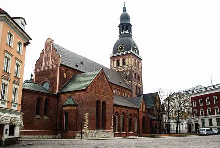 A Catedral de Riga Ã© a catedral protestante, em Riga, LetÃŽnia. ConstruÃ­da perto do rio DuÃ­na Ocidental em 1211 por Albrecht von Buxthoeven, Ã© considerada a maior igreja medieval nos estados bÃ¡lticos.