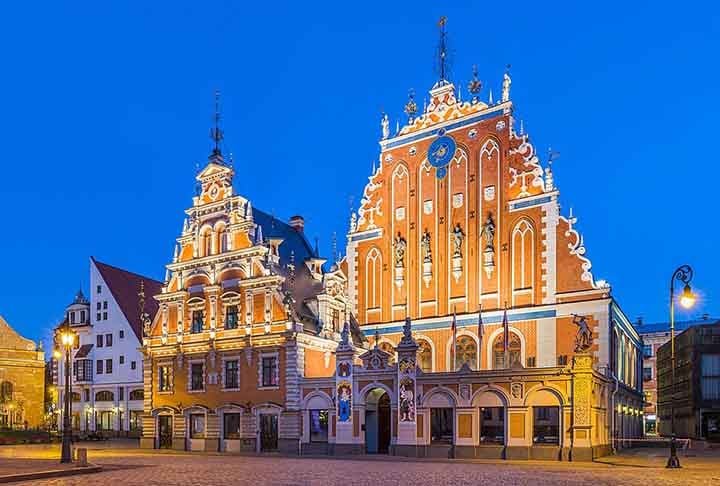 A Casa dos CabeÃ§as Negras Ã© um edifÃ­cio situado no centro histÃ³rico de Riga, na LetÃŽnia. O edifÃ­cio original foi erguido em 1334 como armazÃ©m, local de encontro e celebraÃ§Ã£o de comerciantes. Foi o maior edifÃ­cio pÃºblico de Riga.