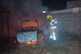 Fogo destrói Fusca no interior de Minas 