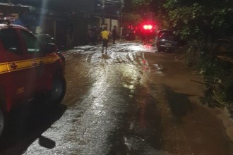 MG: Chuva provoca enchente em córrego e arrasta três carros