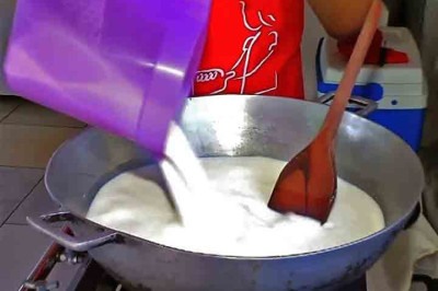 O doce de leite é um dos doces mais apreciados no mundo pels textura cremosa e sabor irresistível, derivado do cozimento lento de leite com açúcar. Popular em vários países, ele é versátil, podendo ser consumido puro, como recheio ou complemento em sobremesas.  -  (crédito:  Reprodução de video MT Rural)