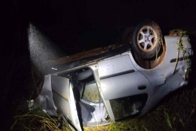 Carro capotou, saiu da pista e parou de cabeça para baixo -  (crédito: CBMMG)