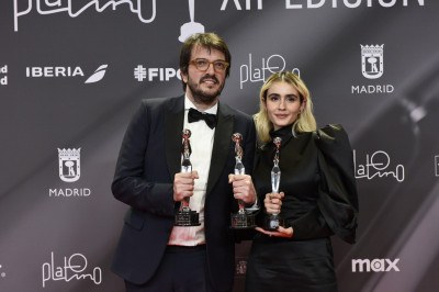 "Ainda estou aqui" ganhou os troféus de Melhor Filme, Melhor Direção e Melhor Atriz no Prêmio Platino. Na foto, o produtor Rodrigo Teixeira e a atriz Valentina Herzage  -  (crédito:  Juan Bezos/ Prêmio Platino            )