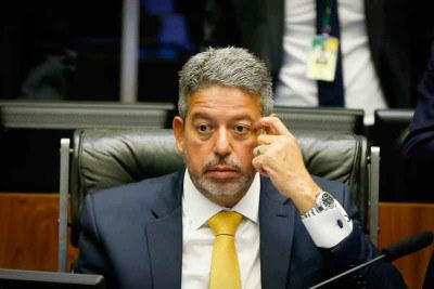 Acordo que elegeu Lira veio da transferência do poder de mando sobre a agenda política para o Legislativo 
 -  (crédito: SERGIO LIMA/AFP)