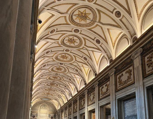 Fiéis em fila depois de entrarem na Basílica de Santa Maria Maggiore para conhecer o túmulo do papa 