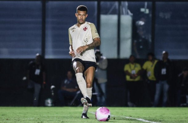 JOÃO VICTOR – Fez um jogo correto na marcação e na ligação direta. Infelizmente, teve uma falha no lance do gol do Cruzeiro. Era sua obrigação tentar evitar o cruzamento. NOTA: 6,5. Foto: Dikran Sahagian/Vasco