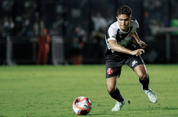 PAULINHO – Embora não tenha feito muita coisa, melhorou a qualidade dos passes no meio ao entrar no lugar de Jair, que estava mal. Poderia ter entrado antes. NOTA: 5,5. Foto: Matheus Lima/Vasco.