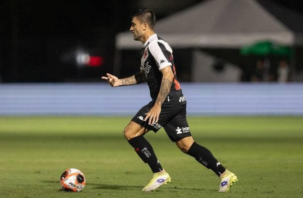 VICTOR LUÍS – Mal no primeiro tempo, perdeu muitas disputas para Fagner. No entanto, cresceu no segundo tempo e quase marcou o gol de empate, ao aparecer de surpresa na área. NOTA: 6,0. Foto: Dikran Sahagian/Vasco