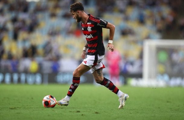 LEO PEREIRA – Discreto e correto na marcação, na cobertura a Ayrton Lucas. Teve um erro de passe no segundo tempo. Foi sua única falha. NOTA 7,0. Foto: Gilvan de Souza/Flamengo