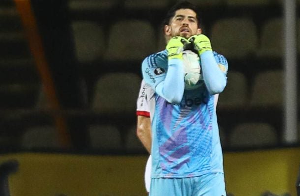 ROSSI – Muito reflexo para defender o chute à queima-roupa de Carrillo. Foi seu maior trabalho neste jogo tranquilo para o seu lado. NOTA 7,0. Foto: Marcelo Cortes / CRF