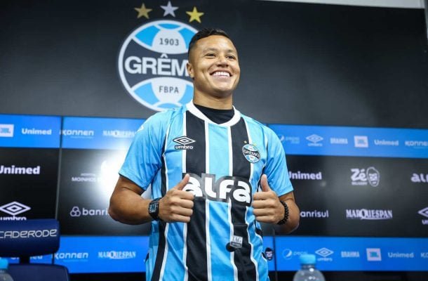 MARLON - Fez apenas a segunda partida pelo Grêmio e teve atuação discreta no setor ofensivo. Falhou na marcação de Carlinhos no gol do Vitória - Nota 6,0 - Lucas Uebel/Grêmio