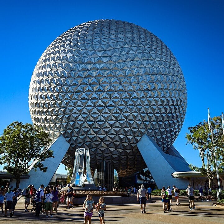 Além disso, possui resorts, áreas de compras e atividades recreativas. É um dos destinos turísticos mais visitados e celebrados por sua magia e inovação.-Jedi94 - wikimedia commons