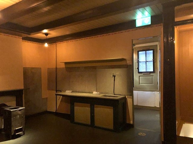 Anne Frank, autora do famoso livro "O Diário de Anne Frank" narrava sua vida escondida do regime nazista. Durante a II Guerra Mundial, ela e sua família se mudaram para a Holanda. Eles se escondiam no prédio onde ficava o escritório do pai de Anne, no centro de Amsterdã.