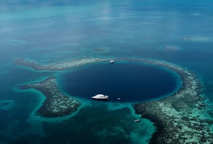 Blue Hole, Belize: Com cerca de 300 metros de largura e 125 metros de profundidade, esta é uma das cavernas submarinas mais famosas do mundo.