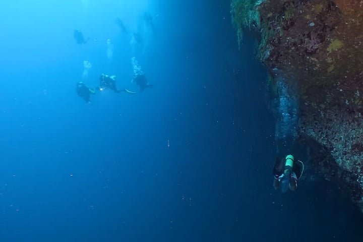 Famoso por sua cor azul intensa e formato circular quase perfeito, o Blue Hole é considerado um paraíso para mergulhadores mais experientes.