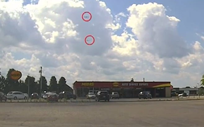 O controlador autorizou que um avião pousasse, mas, ao mesmo tempo, liberou a decolagem de outro, na mesma pista. Por sorte, um dos pilotos percebeu e avisou ao controlador. O piloto, então, arremeteu (abortou o pouso imediato) para evitar na colisão.
