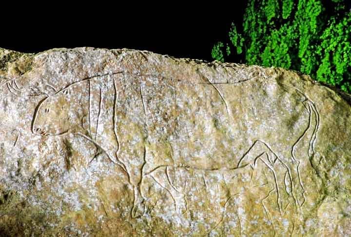 Esse perÃ­odo tambÃ©m teve produÃ§Ãµes artÃ­sticas, destacando-se as pinturas rupestres e pequenas obras de escultura. A arte prÃ©-histÃ³rica pode ser parte do registro cotidiano do homem bem como ter finalidades ritualÃ­sticas. 