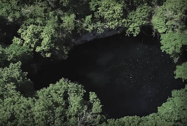 Caverna de El Dudu, República Dominicana: Localizada em uma área de exuberante beleza natural, a Caverna de El Dudu é conhecida por seu lago de águas cristalinas e cavernas submersas interligadas. 