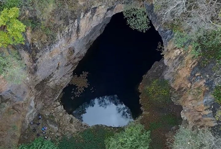Caverna de Chinhoyi, Zimbábue: Essa caverna submersa é famosa por suas formações rochosas únicas, incluindo estalactites e estalagmites gigantes. 