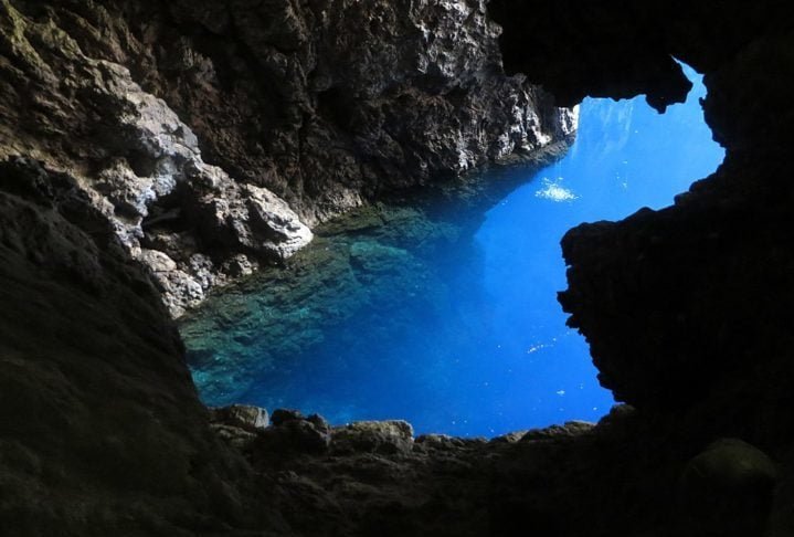Além disso, a Chinhoyi é conhecida por seu "Blue Pool", uma piscina de águas cristalinas que reflete uma tonalidade azul única com profundidades que chegam a 91 metros!