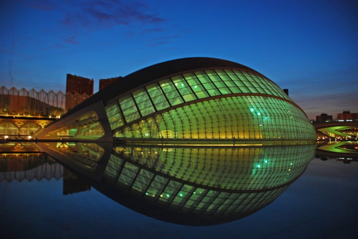 Um dos marcos mais emblemáticos da cidade é a Cidade das Artes e das Ciências, um complexo arquitetônico moderno projetado por Santiago Calatrava e Félix Candela. 