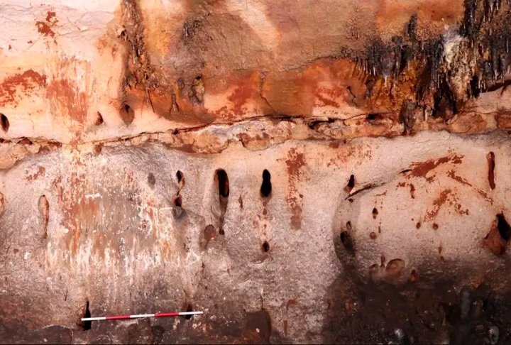 Essa caverna, parcialmente submersa, é reconhecida como o maior santuário de arte paleolítica da Península Ibérica.