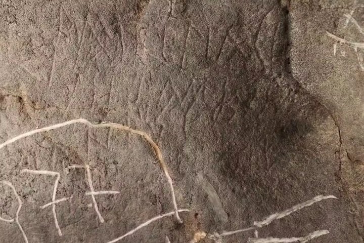 Além disso, foram encontradas 15 inscrições nas rochas, provavelmente feitas por habitantes locais durante a dominação romana, há aproximadamente 1,9 mil anos, indicando que a caverna era considerada um espaço sagrado.