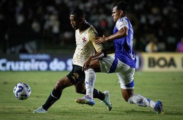 RAYAN â?? ComeÃ§ou ativo e deu o passe para Coutinho quase marcar. Depois caiu de produÃ§Ã£o e saiu para a entrada de GarrÃ© aos 28 minutos do segundo tempo. NOTA: 5,0. Foto: Matheus Lima/Vasco.