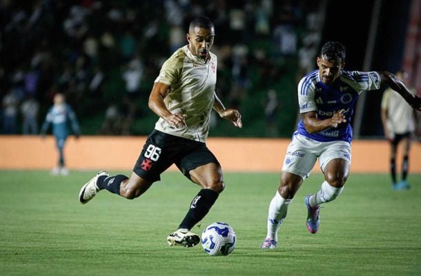 PAULO HENRIQUE – O melhor do Vasco. Jogou com determinação, participou bem no apoio e protagonizou algumas das melhores jogadas da partida. Destaque para uma investida em que cortou da lateral para o meio, entrou na área e obrigou Cássio a fazer uma grande defesa. Infelizmente, o gol do Cruzeiro saiu pelo seu lado, e ele poderia ter se saído melhor na marcação. NOTA: 7,0. Foto: Matheus Lima/Vasco.