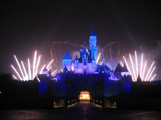 O parque é conhecido por sua ambientação mais intimista e experiências exclusivas, como o Mystic Manor. Combina a magia da Disney com tradições asiáticas. -AMN47 wikimedia commons