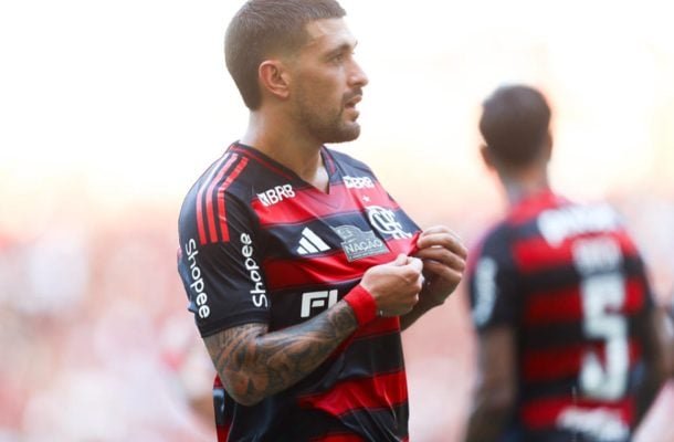 ARRASCAETA – Excelente visão de jogo e passes precisos, como aquele para Cebolinha no lance do primeiro gol. Quase fez um gol histórico do meio de campo. Passou raspando. Mas ainda no primeiro tempo fez um golaço. No segundo tempo, mandou uma na trave e sofreu o pênalti do quarto gol.  NOTA 9,0. Foto: Gilvan de Souza/Flamengo