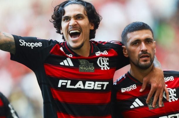 PEDRO – Voltou a ser titular em grande estilo. Mandou muito bem fazendo o papel de pivô, como no lance em que tentou uma calcanhar para finalização de Arrascaeta e no passe para Arrasca fazer o segundo gol do Flamengo. Além disso, cabeceou uma na trave, fez um gol de muito oportunismo e quase deixou outro em lance que Hugo salvou. Se entrasse, era para Prêmio Puskás. No segundo tempo, fez mais um, de pênalti. Excelente. NOTA 9,0. Foto: Gilvan de Souza/Flamengo