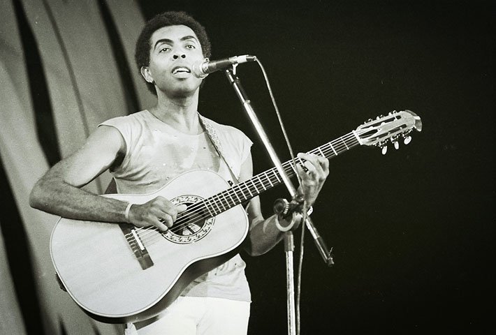 A expressão aparece na música “Aquele Abraço”, gravada em 1969. Nela, o compositor também chama o apresentador de “Velho Palhaço", exaltando sua figura, como foi frequente no Tropicalismo - movimento que Gil liderou com Caetano Veloso.