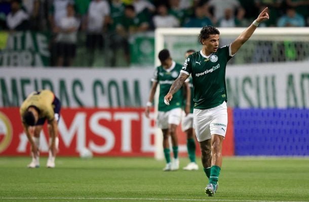 RÍOS - Arrojado, tentou um gol de cobertura e avançou bastante. Mas errou alguns passes bobos também. Na marcação, correto. Saiu, no segundo tempo, para a entrada de Martínez - NOTA: 6,0 