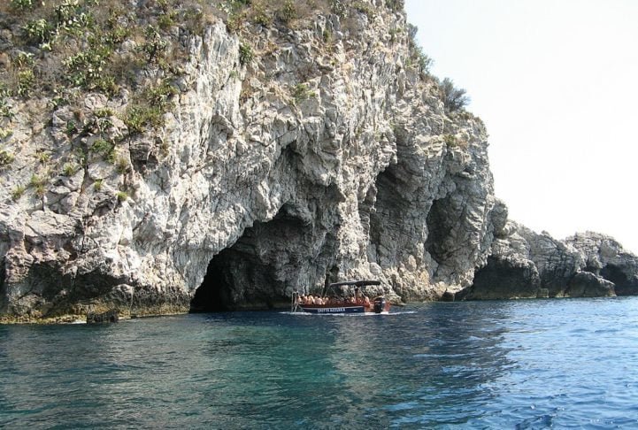 É um dos destinos turísticos mais populares de Capri e só pode ser acessado por barco.