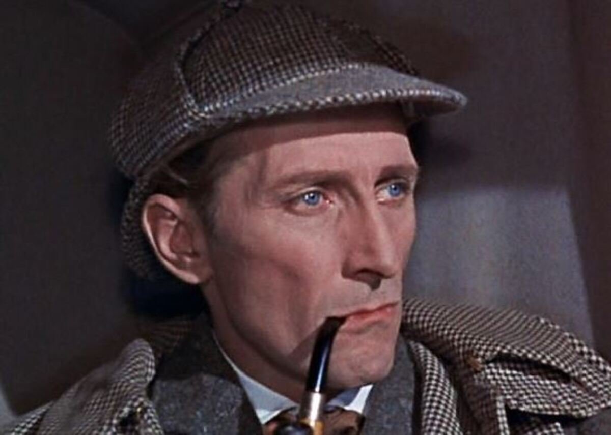 Peter Cushing - Premiado ator de cinema, teatro e TV, viveu Sherlock várias vezes. Começando por "O Cão dos Baskervilles", primeiro filme colorido sobre Sherlock Holmesm em 1959. Ele também foi Holmes em 16 episódios da série da BBC "Sir Arthur Conan Doyle's Sherlock Holmes" (1968) e voltou como o detetive, já idoso, em "As Máscaras da Morte" (1984)
