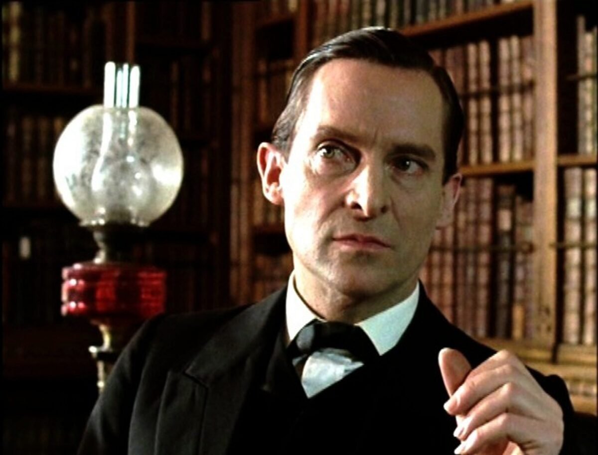 Jeremy Brett - O ator inglês, que estreou na TV em 1954 e no cinema em 1955, não pôde usar o sobrenome original da família porque seu pai achou desonroso que ele virasse ator. Aí ele adotou o sobrenome Brett. Jeremy protagonizou a série "As Aventuras de Sherlock Holmes" entre 1984 e 1994 que teve 41 episódios na ITV.