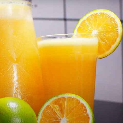 Aqui vai uma observação: apesar da fama de ácida, a casca da laranja não prejudica o sabor do chá. Pelo contrário. Ela possui óleos essenciais e compostos que deixam o chá mais aromático.