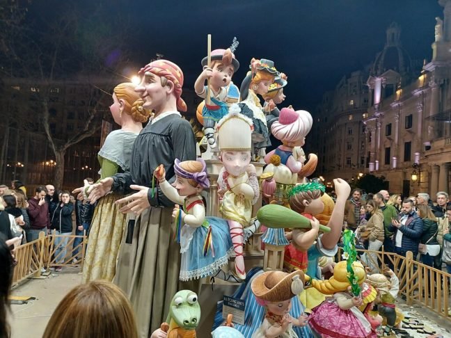 A cidade celebra anualmente as Las Fallas, uma festa tradicional que ocorre em março, com desfiles, fogos de artifício e a queima de esculturas de madeira e papelão.