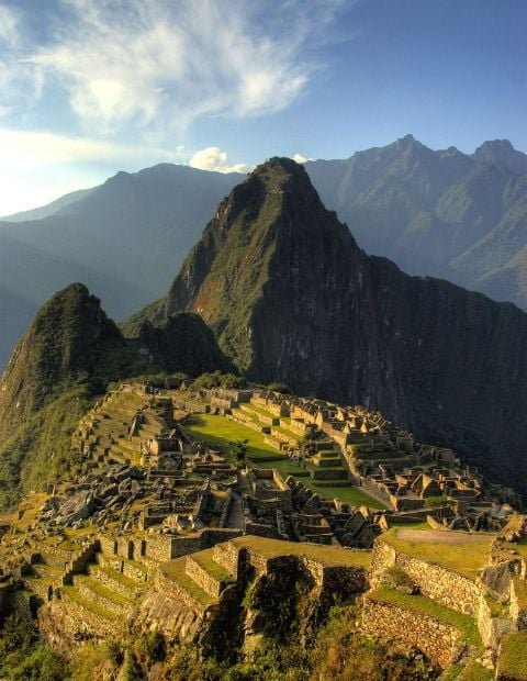 Machu Picchu (Peru) - "Montanha velha", na língua quéchua. A descoberta da cidadela inca do século XV foi anunciada pelo historiador Hiram Bingham em 1911. Tem uma complexa arquitetura encastelada, com construções erguidas com pesados blocos de rocha, numa montanha de granito, a 2.350 metros do nível do mar. Uma das Sete Maravilhas do Mundo Moderno. 
