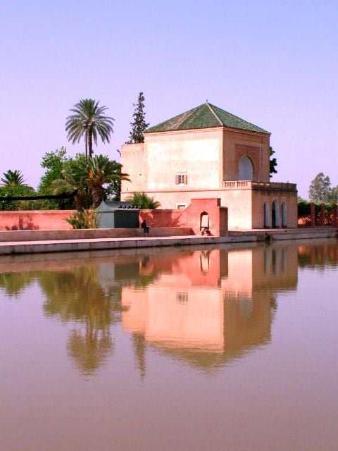 Medina de Marrakech (Marrocos) - Fundada em 1071, a "cidade vermelha", como é chamada devido à cor predominante das construções, exerceu grande influência cultural, econômica e política no mundo islâmico. Mantém monumentos da época, como a Mesquita Cutubia e a Praça Jemaa El Fna. 