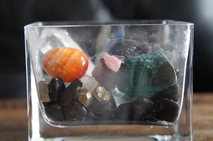 Os cristais crescem lentamente, um átomo de cada vez, e podem levar milhões de anos para atingir seu tamanho máximo.