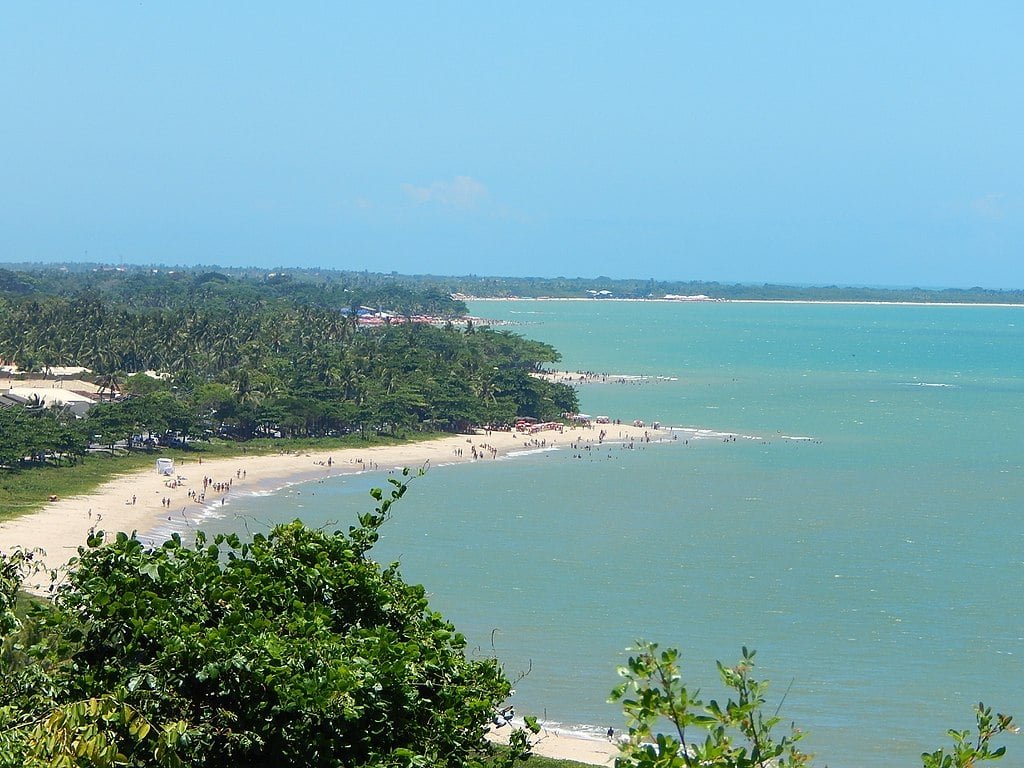 Área turística no sul da Bahia, a Costa do Descobrimento engloba os municípios de Belmonte, Porto Seguro e Santa Cruz Cabrália. 
